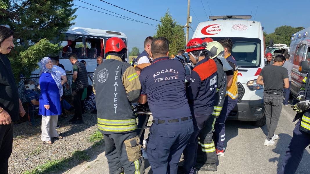 Tır ile servis midibüsü kafa kafaya çarpıştı: 1'i ağır 26 yaralı 9